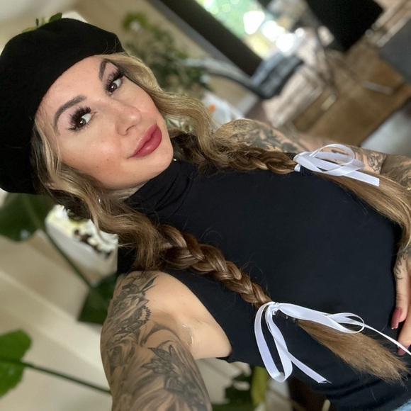 Meet your Posher, Courtney - Picture 1 of 1